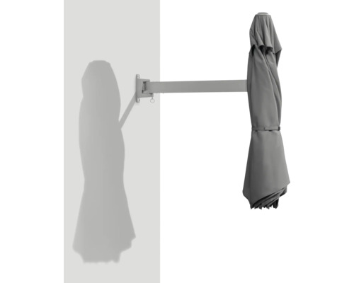 Geschlossener Ampelschirm mit Wandhalterung