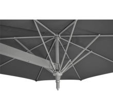 Detailansicht eines Sonnenschirms mit Metallgestell