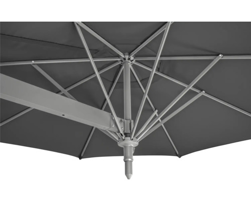 Detailansicht eines Sonnenschirms mit Metallgestell