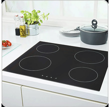 Schwarzes Glaskeramikkochfeld mit vier Kochzonen in einer Küchenszene.