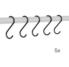 Fünf S-Haken aus Metall an einer Stange