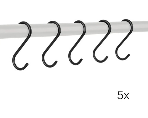 Fünf S-Haken aus Metall an einer Stange