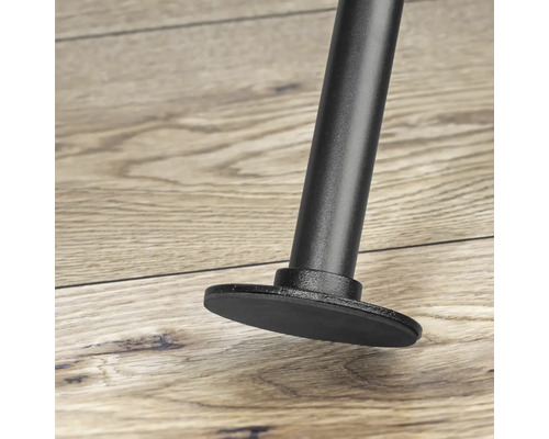 Detailaufnahme eines schwarzen Möbelbeins mit Fuß auf einem Holzboden.