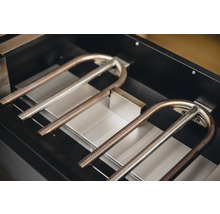 Detailaufnahme von Grillbrennern aus Metall in einem Grill