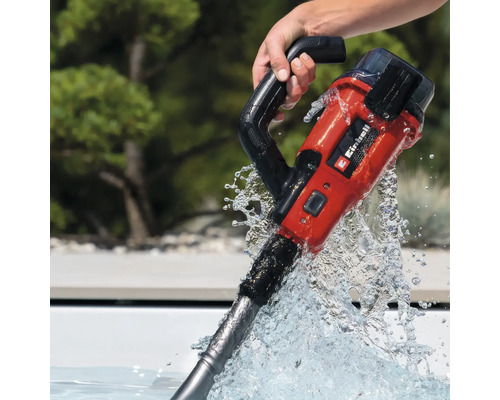 Einhand-Poolreiniger im Einsatz mit Einhell Logo.