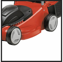 Detailansicht eines roten Rasenmähers mit schwarzen und weißen Elementen.