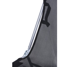 Detailansicht eines Campingstuhls mit Metallrahmen und Netzstoffbezug