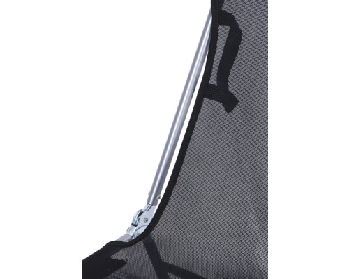 Detailansicht eines Campingstuhls mit Metallrahmen und Netzstoffbezug