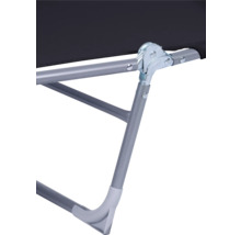 Detailansicht des Metallgestells einer Campingliege