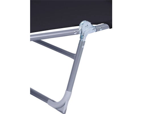 Detailansicht des Metallgestells einer Campingliege