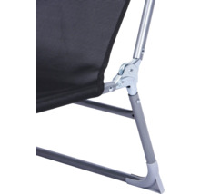 Detailansicht eines Campingstuhls mit Metallgestell und Textilsitzfläche