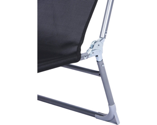 Detailansicht eines Campingstuhls mit Metallgestell und Textilsitzfläche