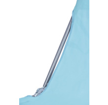 Detailaufnahme eines Campingstuhls mit Metallgestell und hellblauem Stoffbezug.