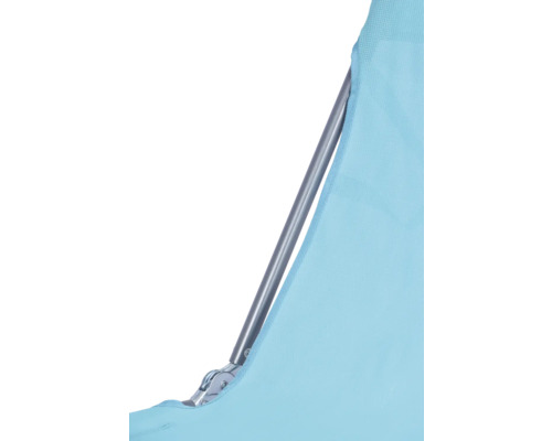 Detailaufnahme eines Campingstuhls mit Metallgestell und hellblauem Stoffbezug.