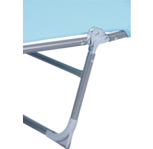 Detail einer Liege mit Metallgestell und Stoffbezug