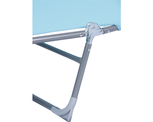 Detail einer Liege mit Metallgestell und Stoffbezug
