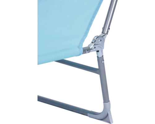 Detailansicht eines Strandstuhls mit Textilbezug und Metallgestell