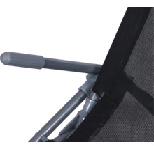 Detailansicht eines Campingstuhls mit Armlehne und Netzgewebe