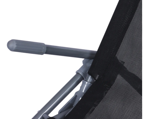 Detailansicht eines Campingstuhls mit Armlehne und Netzgewebe