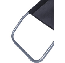 Detailansicht eines Campingstuhls mit Metallrahmen und Stoffbezug