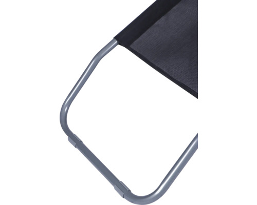 Detailansicht eines Campingstuhls mit Metallrahmen und Stoffbezug