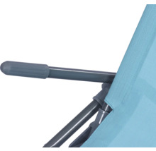 Detailansicht eines Campingstuhls mit blauem Stoffbezug und grauem Gestell