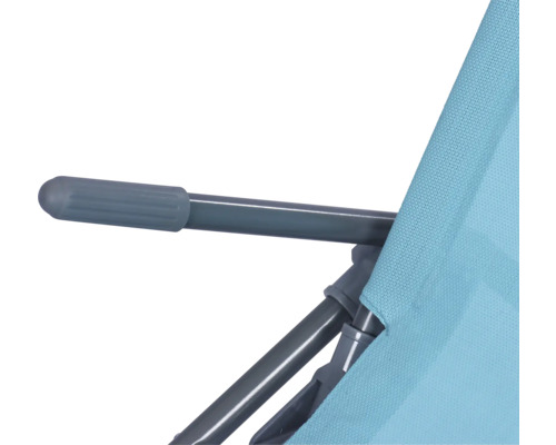 Detailansicht eines Campingstuhls mit blauem Stoffbezug und grauem Gestell