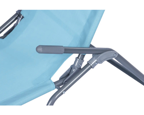 Detailansicht eines hellblauen Liegestuhls mit grauem Gestell.