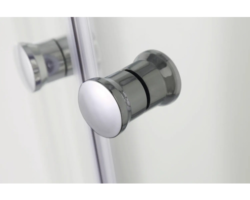 Detailansicht eines runden Duschkabinentürgriffs aus Metall