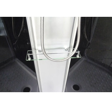 Detailansicht einer Duschkabine mit Ablage und Brauseschlauch