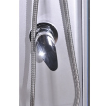 Detailansicht eines Duschhahn mit Brauseschlauch