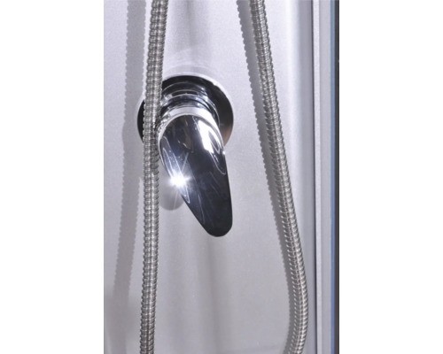 Detailansicht eines Duschhahn mit Brauseschlauch