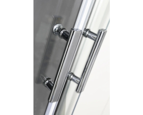 Detailaufnahme von zwei Duschkabinentürgriffen aus Metall