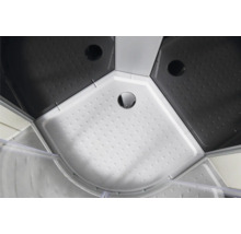 Detailansicht einer Duschkabine mit Duschwanne