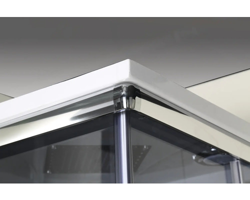 Detailansicht einer Duschkabine mit Metallrahmen und Glaselementen