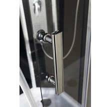 Detailansicht einer Duschkabinentür mit Griff