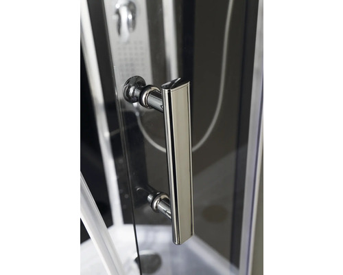 Detailansicht einer Duschkabinentür mit Griff