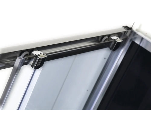 Detailaufnahme einer Duschkabine mit Schiebetürsystem.