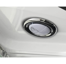 Detailaufnahme eines Whirlpool-Einlaufs mit Chromumrandung