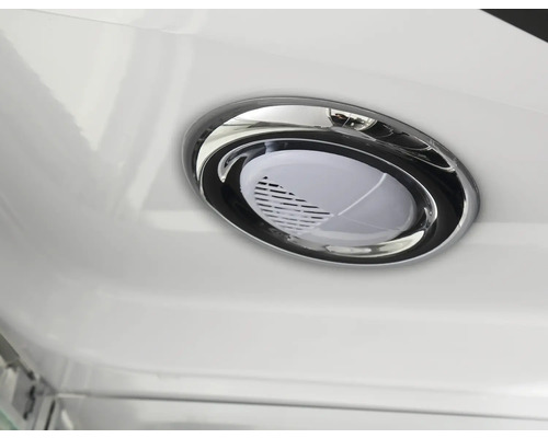 Detailaufnahme eines Whirlpool-Einlaufs mit Chromumrandung