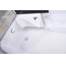 Detailansicht einer Duschwanne mit Abfluss und Armatur