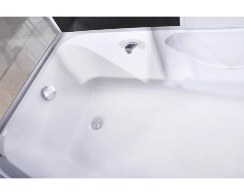 Detailansicht einer Duschwanne mit Abfluss und Armatur