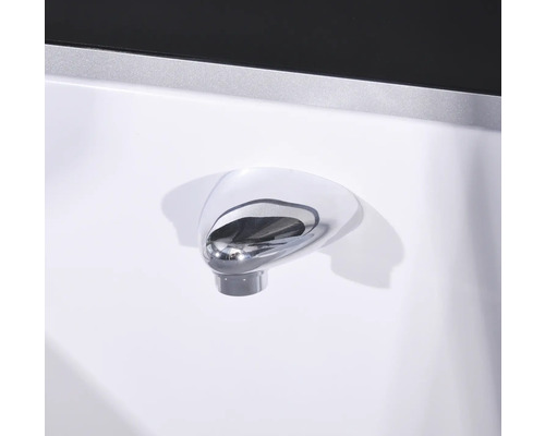 Detailansicht eines verchromten Waschtischablaufs