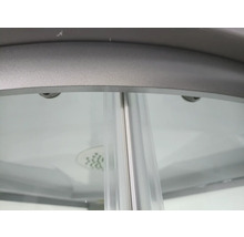 Detailaufnahme einer Duschkabine mit Duschkopf