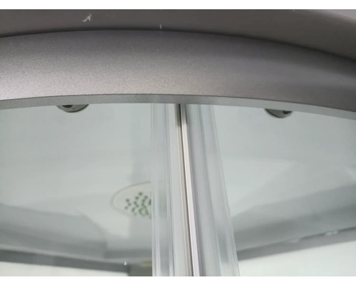 Detailaufnahme einer Duschkabine mit Duschkopf