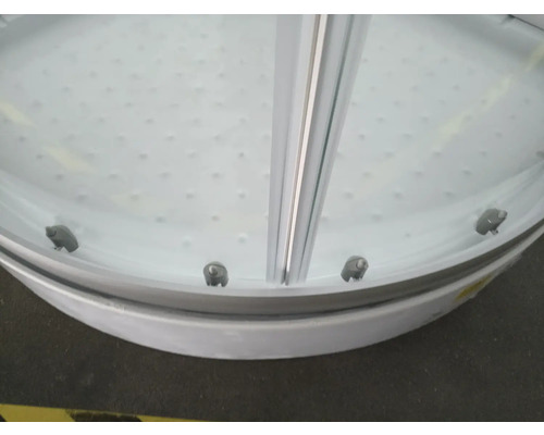 Detailansicht einer Duschkabine mit Rahmen und geteilter Tür aus Glas