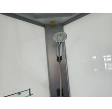 Brausekopf mit Schlauch in einer Duschkabine