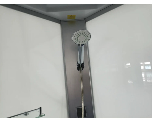 Brausekopf mit Schlauch in einer Duschkabine