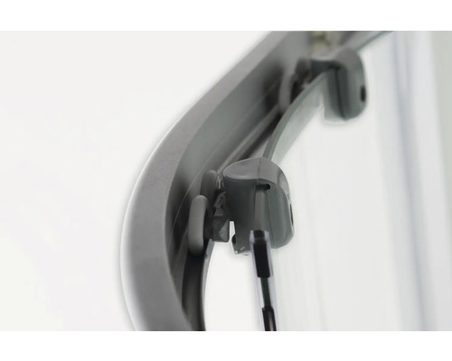 Detail einer Duschkabine mit Glas und Rahmen