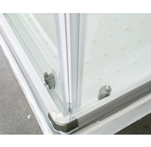 Detailansicht einer Duschkabine mit Eckeinstieg und Ecke